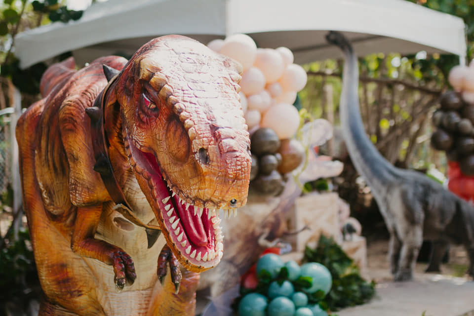 Primer plano de un dinosaurio del show Dino Aventuras