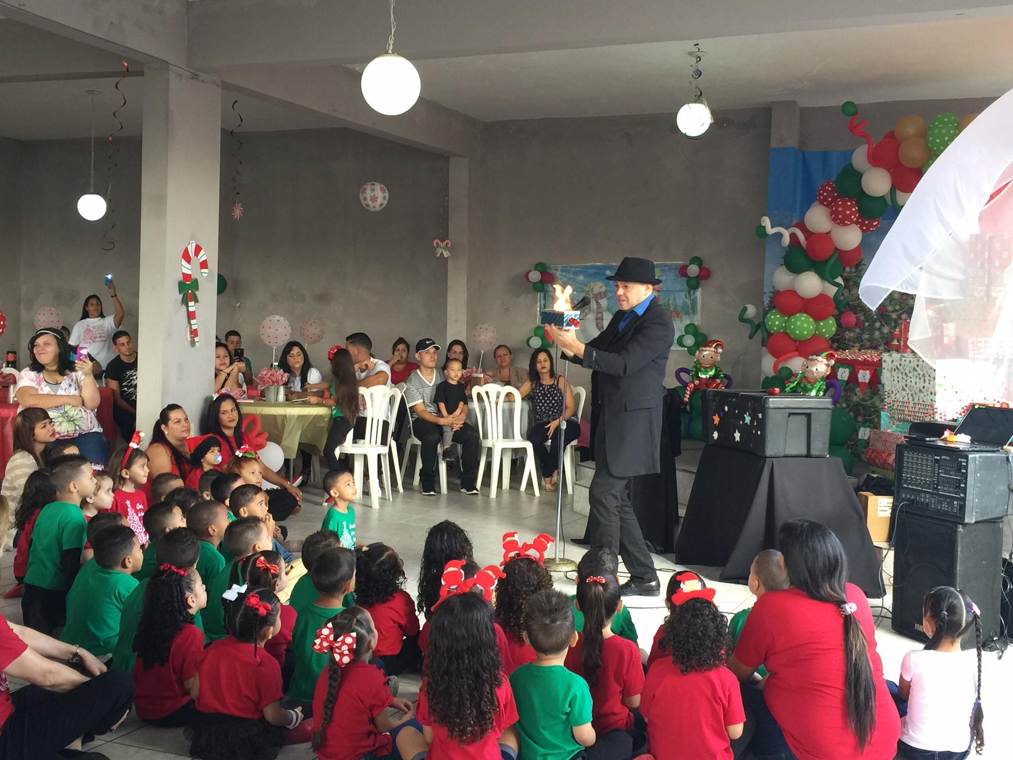 Mago Jubilín haciendo un show de magia para niños en Puerto Rico