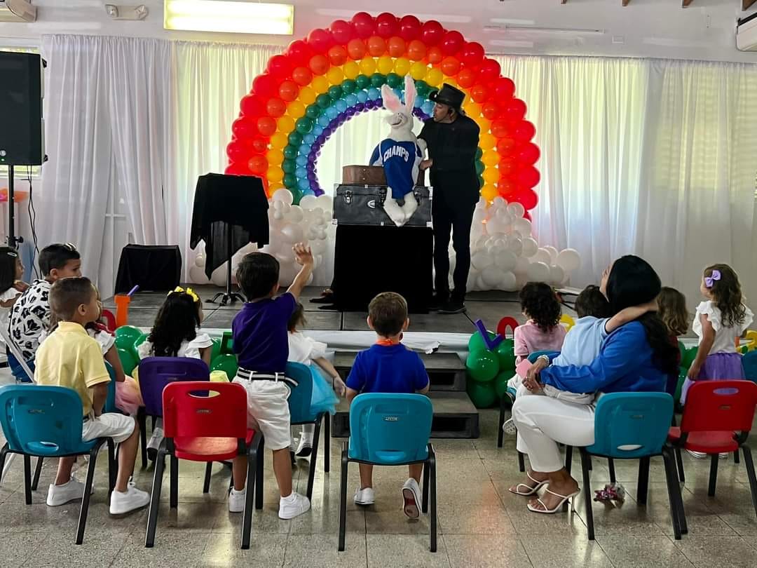 Mago Jubilín presentando su show frente a un público infantil