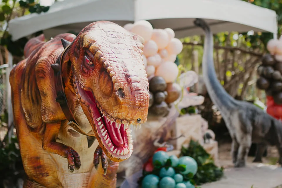 Primer plano de un dinosaurio del show Dino Aventuras