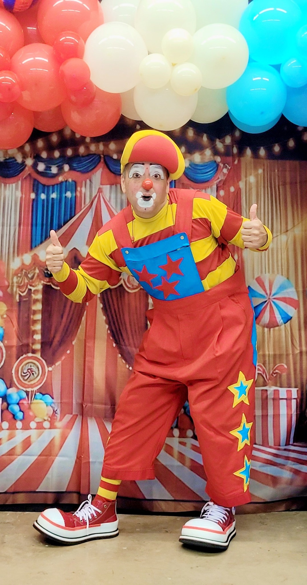 Payaso Bombo con su vestuario colorido