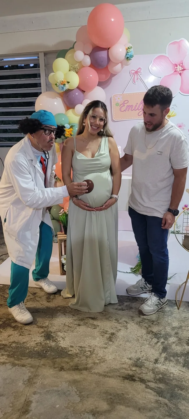 El Ginelocogo durante una celebración de baby shower