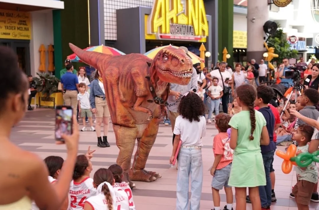 Dino Aventuras en una actividad con familias