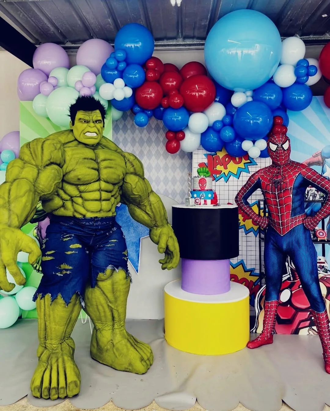 Hulk y Spider-Man en una fiesta de cumpleaños