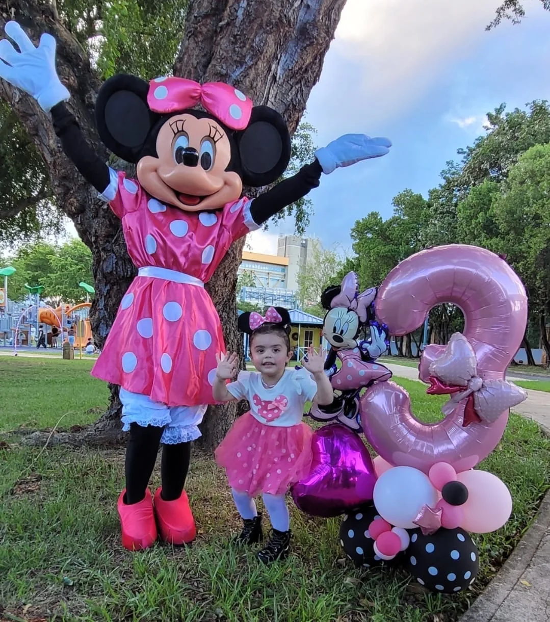 Minnie en un cumpleaños al aire libre