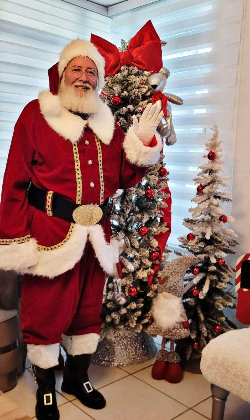 Santa Claus durante una visita navideña
